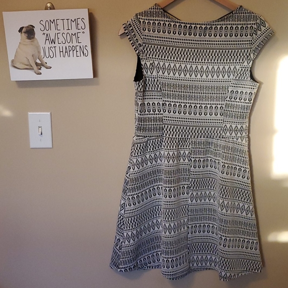 ⛱3/$20 Fit & Flare Black + White geometric dress - Picture 4 of 4